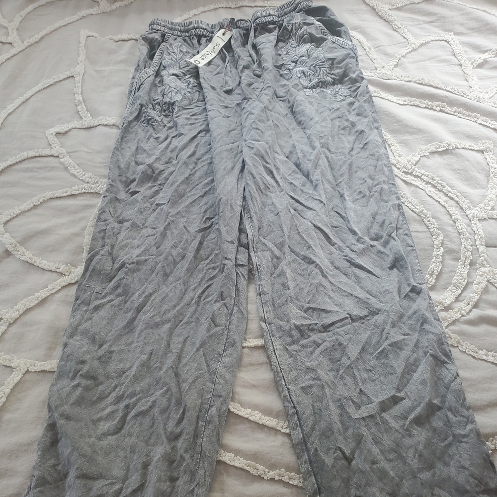 Juniors cotton pants worh embroidery
